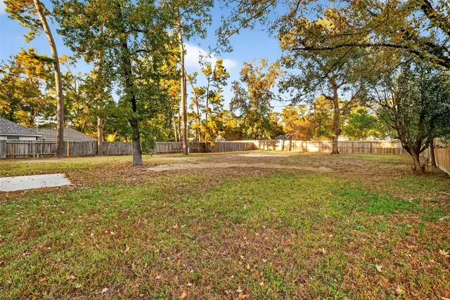 a view of yard with trees