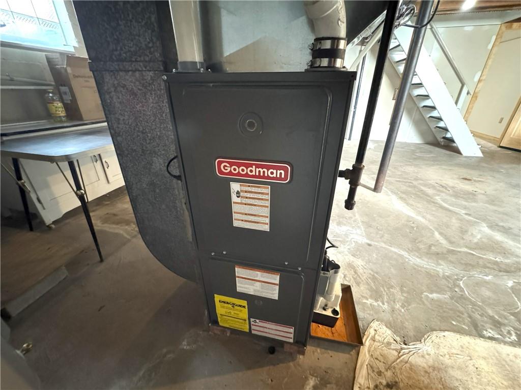 488 Meadow Road Irwin, PA 15642 - Photo 20 of 23 a view of livingroom