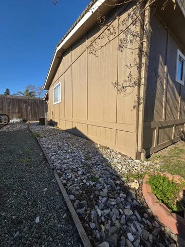 a view of a backyard