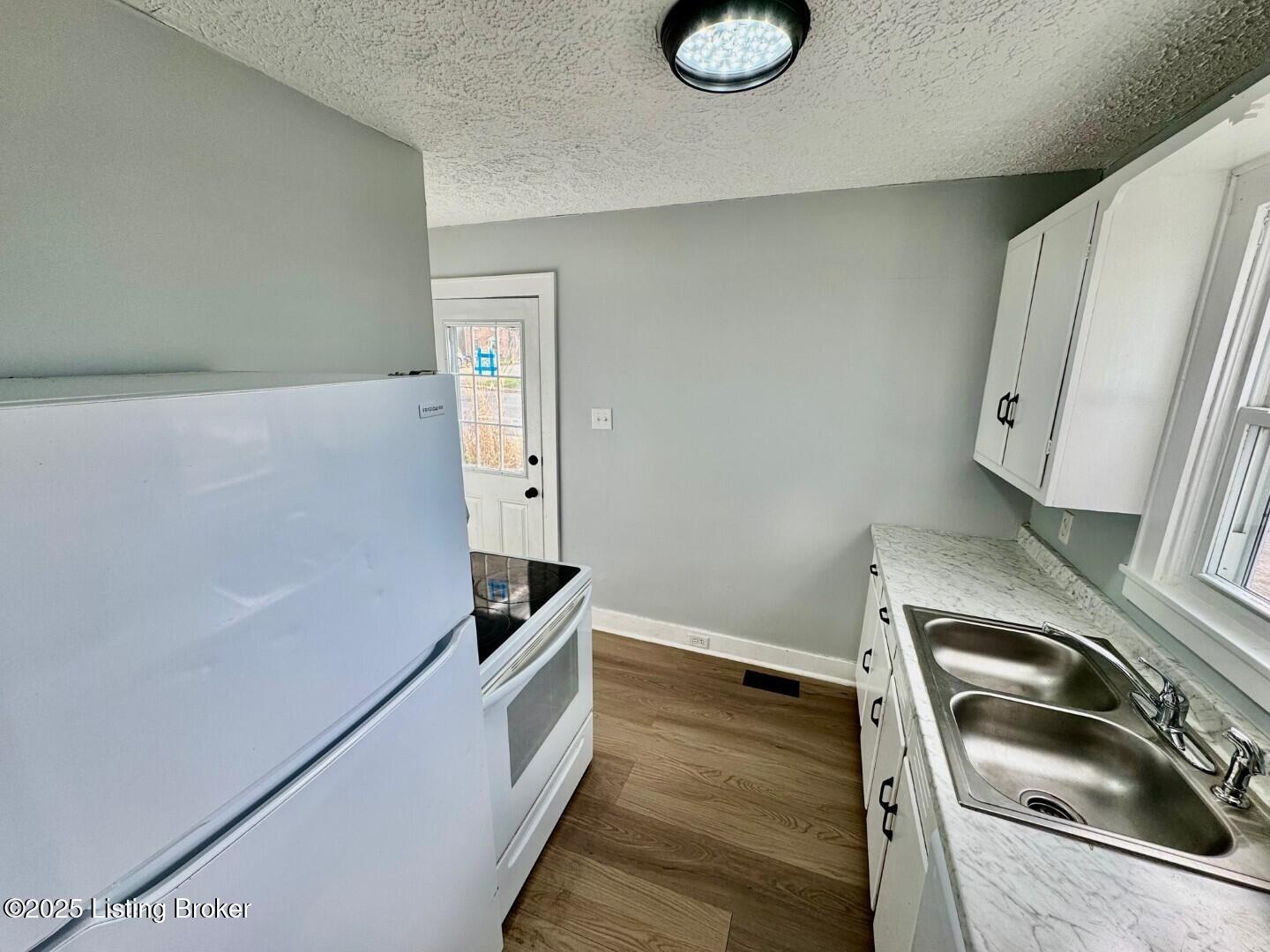 314 Covington Avenue Springfield, KY 40069 - Photo 8 of 26 008_Kitchen