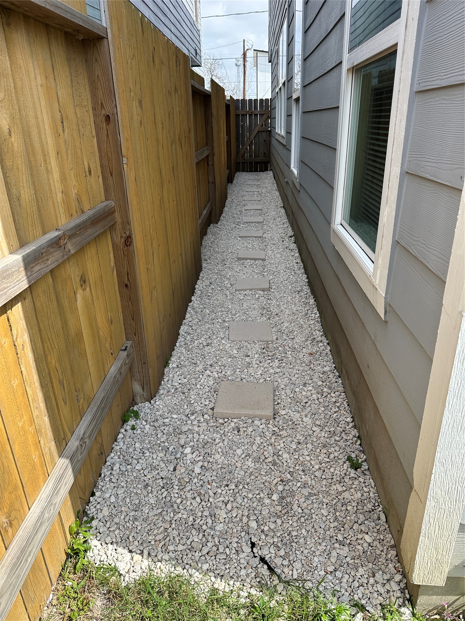 2015 Harlem Street Houston, TX 77020 - Photo 17 of 18 a view of a pathway of a house