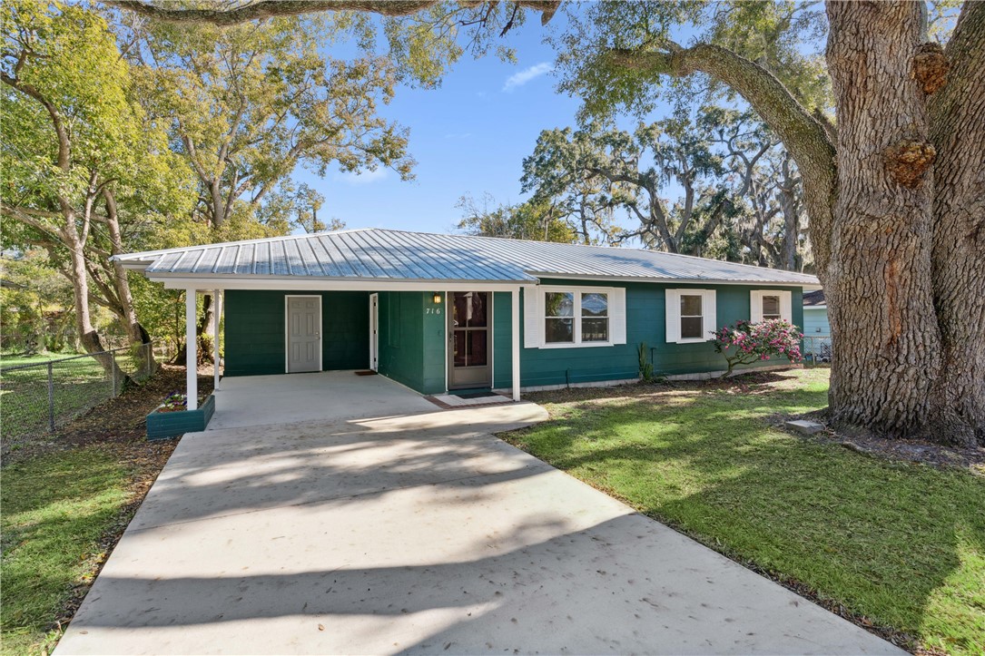 716 Gordon Street Brunswick, GA 31520 - Photo 3 of 17
