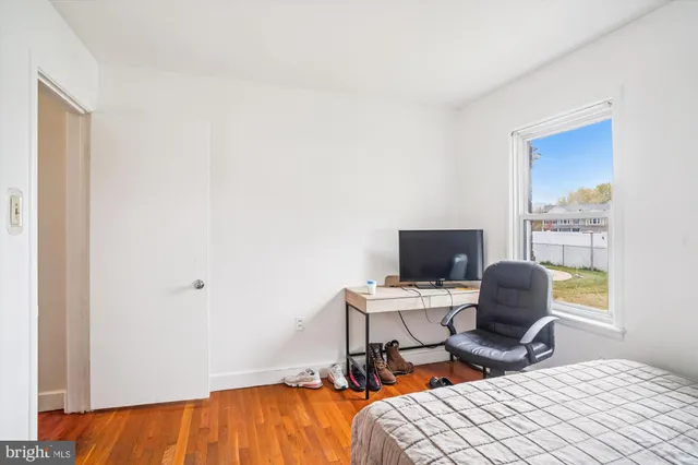 a view of livingroom with furniture and windows