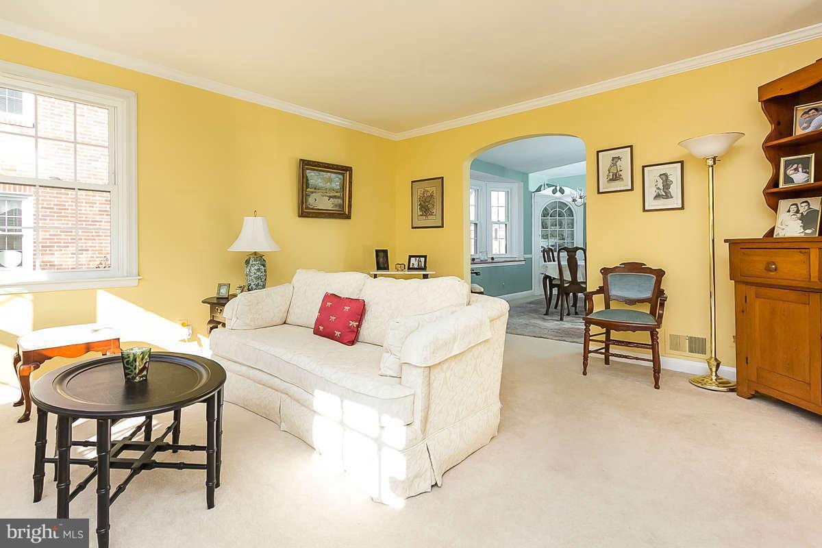 7113 Heathfield Road Baltimore, MD 21212 - Photo 2 of 25 Living Room