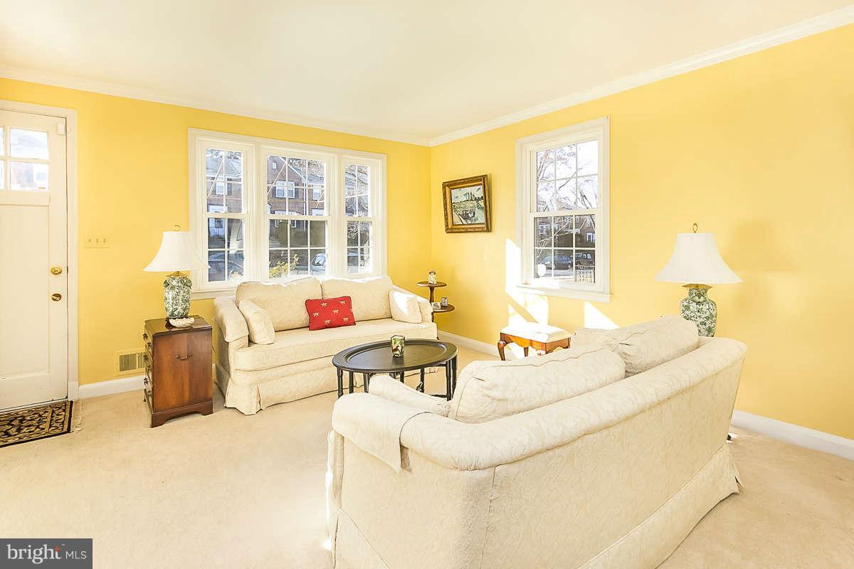 7113 Heathfield Road Baltimore, MD 21212 - Photo 3 of 25 Living Room