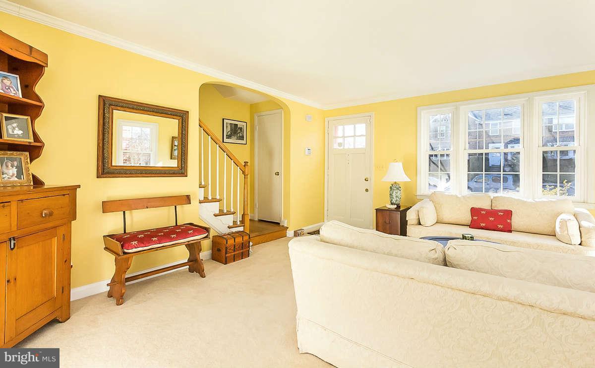 7113 Heathfield Road Baltimore, MD 21212 - Photo 4 of 25 Living Room