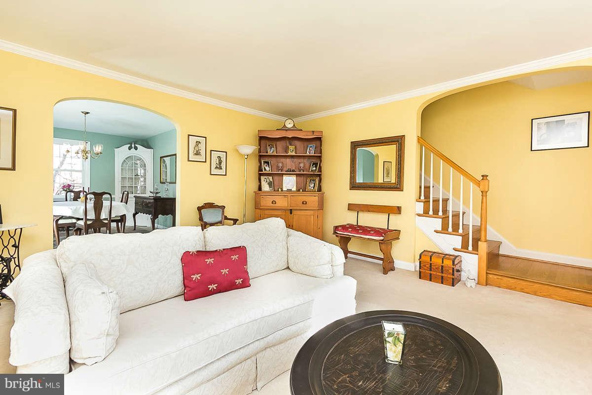 7113 Heathfield Road Baltimore, MD 21212 - Photo 5 of 25 Living Room