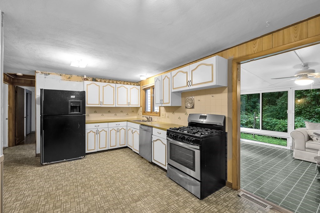 41 Louis Road Springfield, MA 01118 - Photo 5 of 21 Gallery Image 5