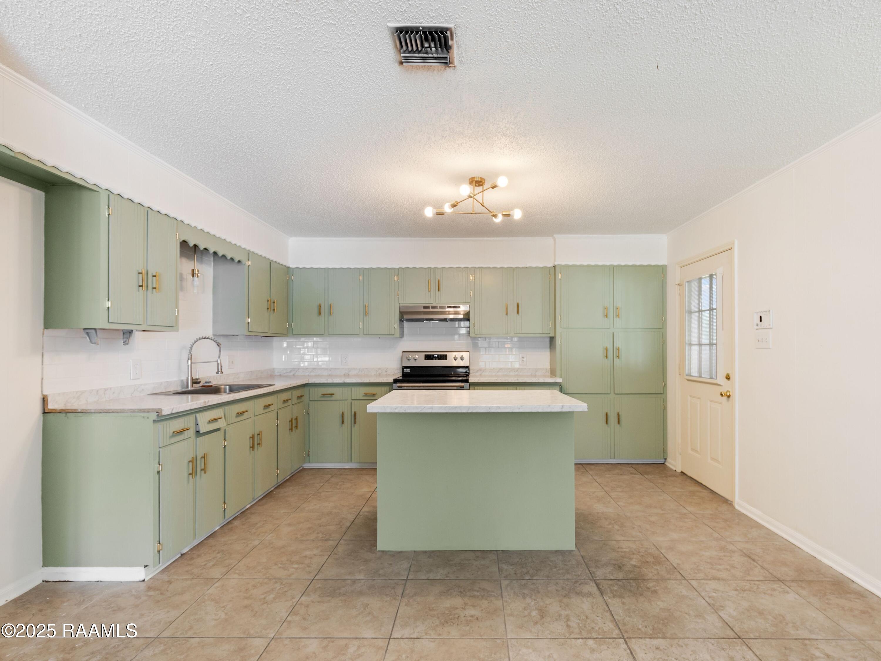 206 L Dubois Road New Iberia, LA 70560 - Photo 6 of 15 206 L DUBOIS KITCHEN 3
