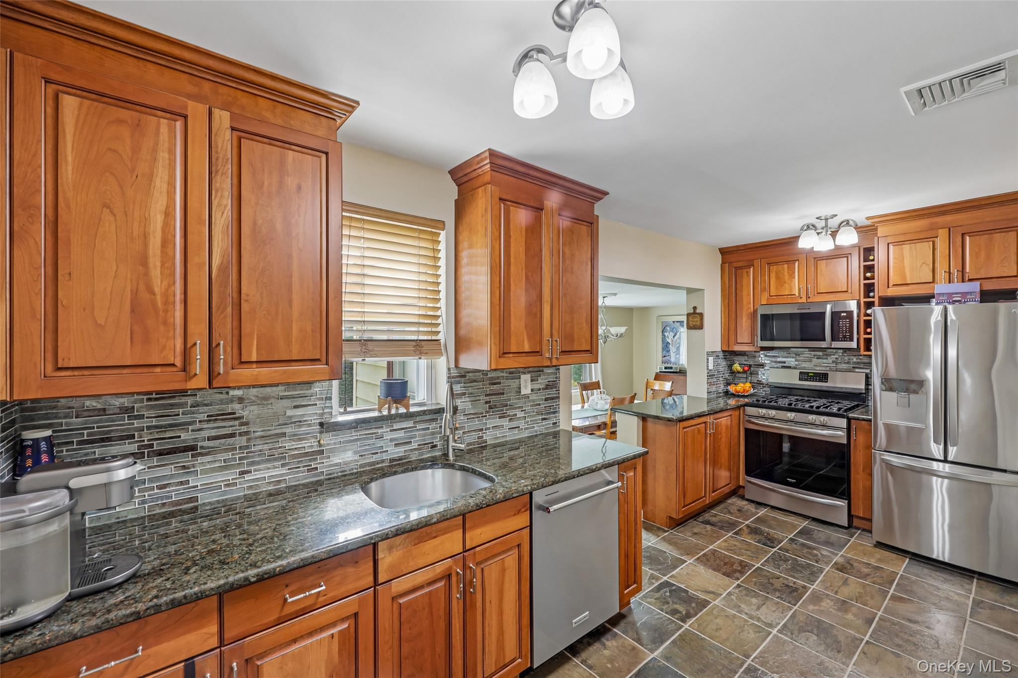 23 Berwick Road Hewlett, NY 11557 - Photo 13 of 37