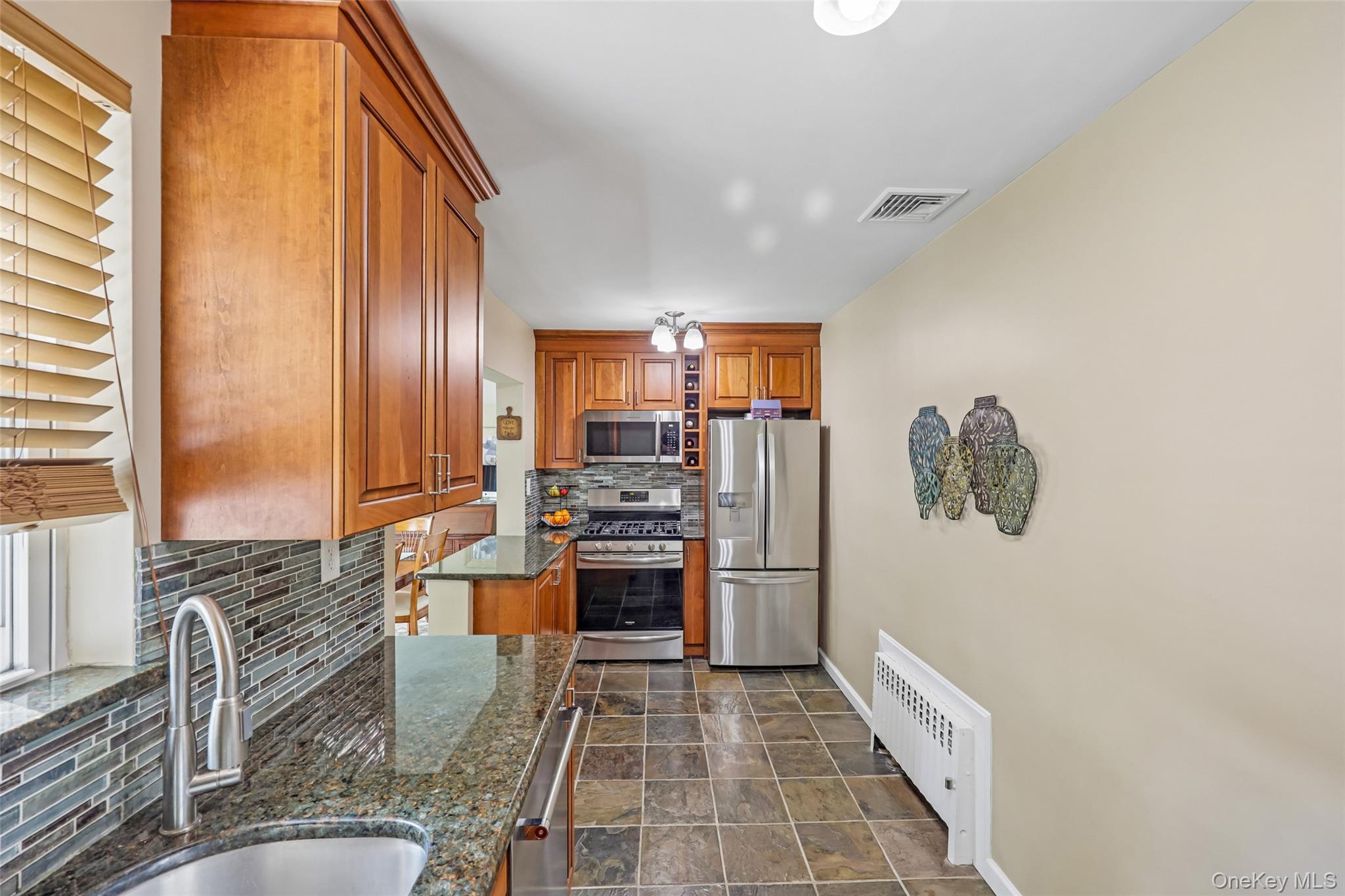 23 Berwick Road Hewlett, NY 11557 - Photo 14 of 37