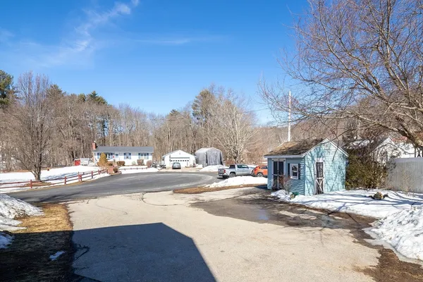 $2,300 | 5 Maple Avenue, Unit 2, North Oxford, MA 01537