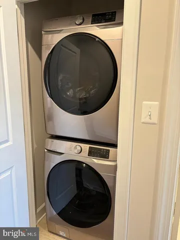 a close up view of a washer and dryer