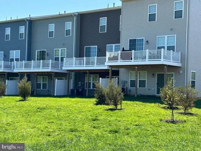 a view of front of houses with yard