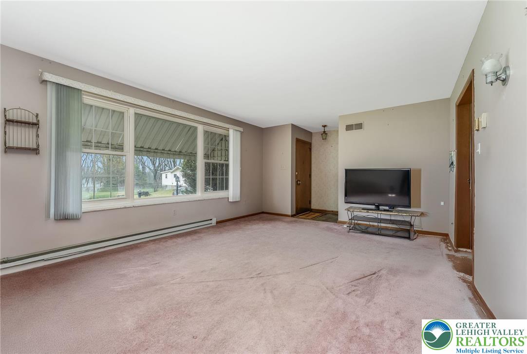 4722 Steuben Road Nazareth, PA 18064 - Photo 4 of 31