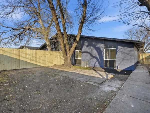 a view of a backyard