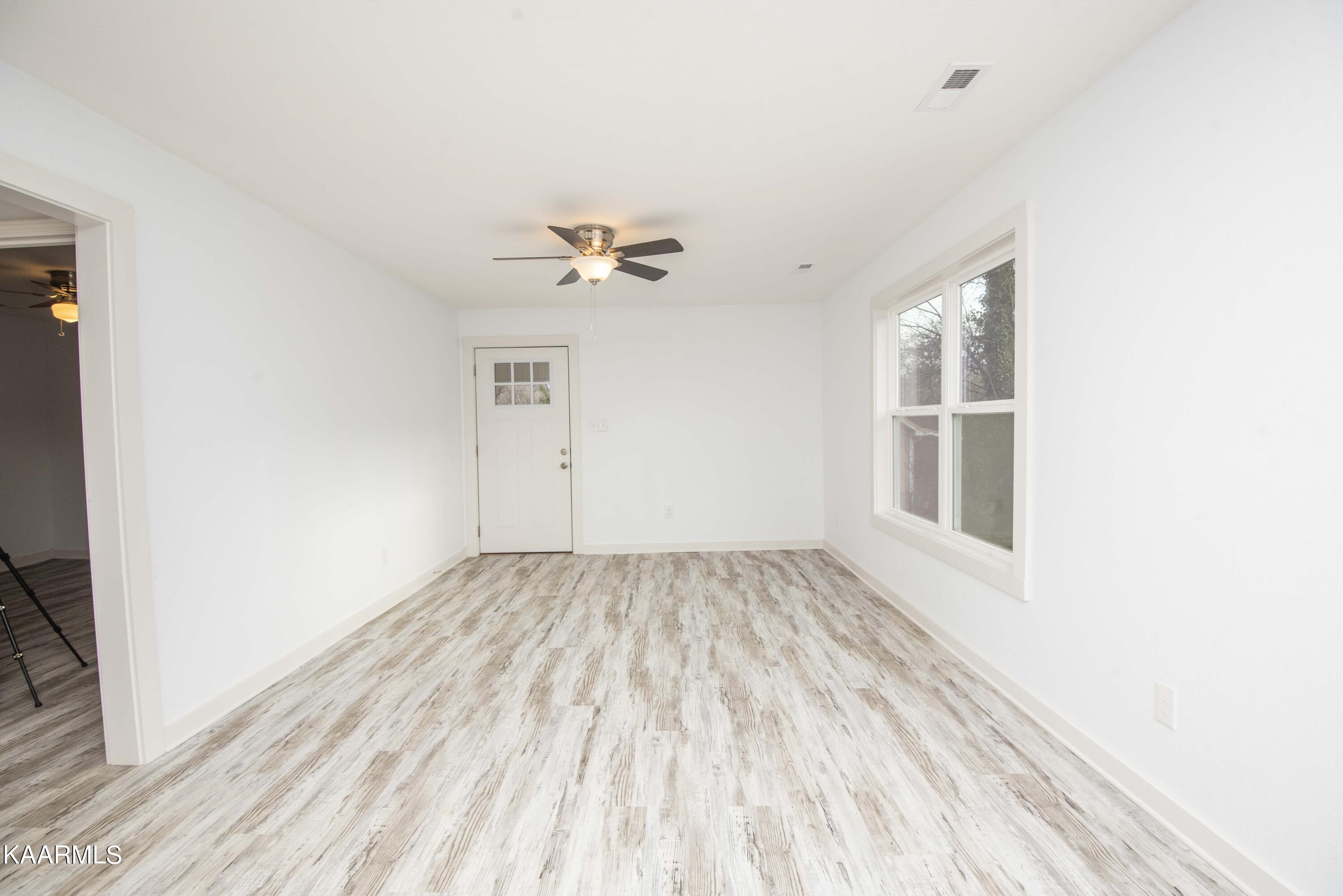 221 Offutt Road Clinton, TN 37716 - Photo 11 of 41 living 2_1