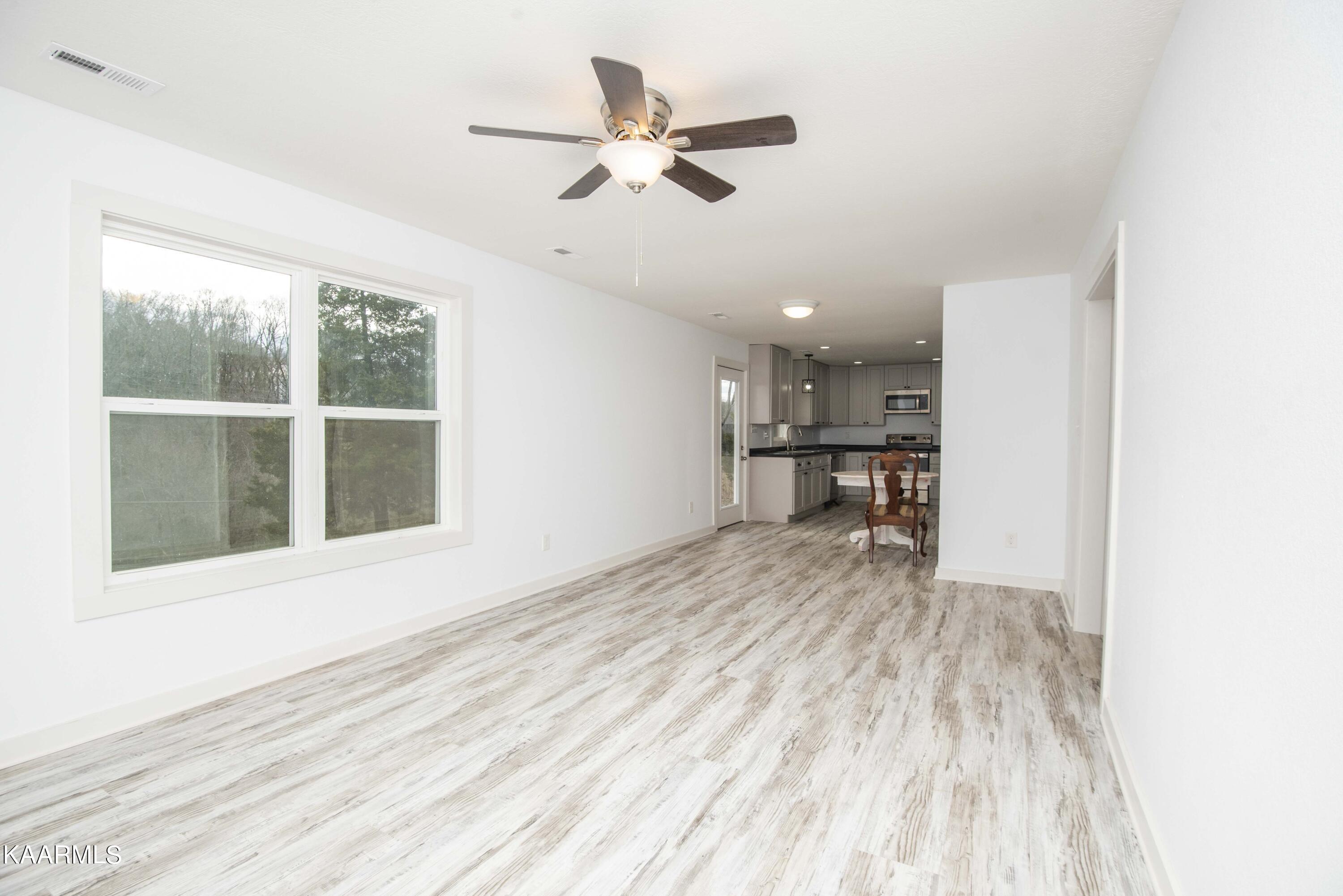 221 Offutt Road Clinton, TN 37716 - Photo 12 of 41 living_1