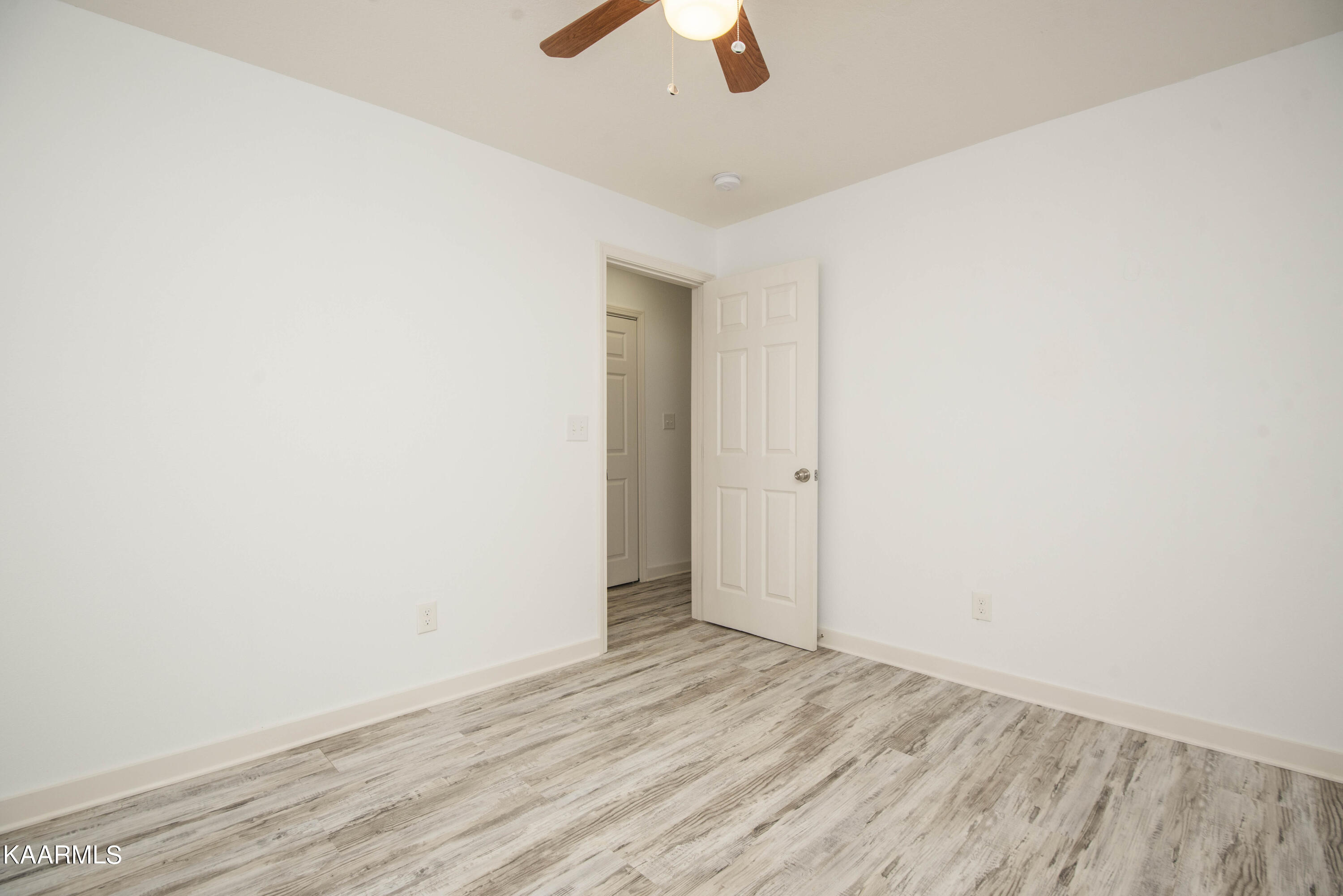 221 Offutt Road Clinton, TN 37716 - Photo 26 of 41 third bed_1