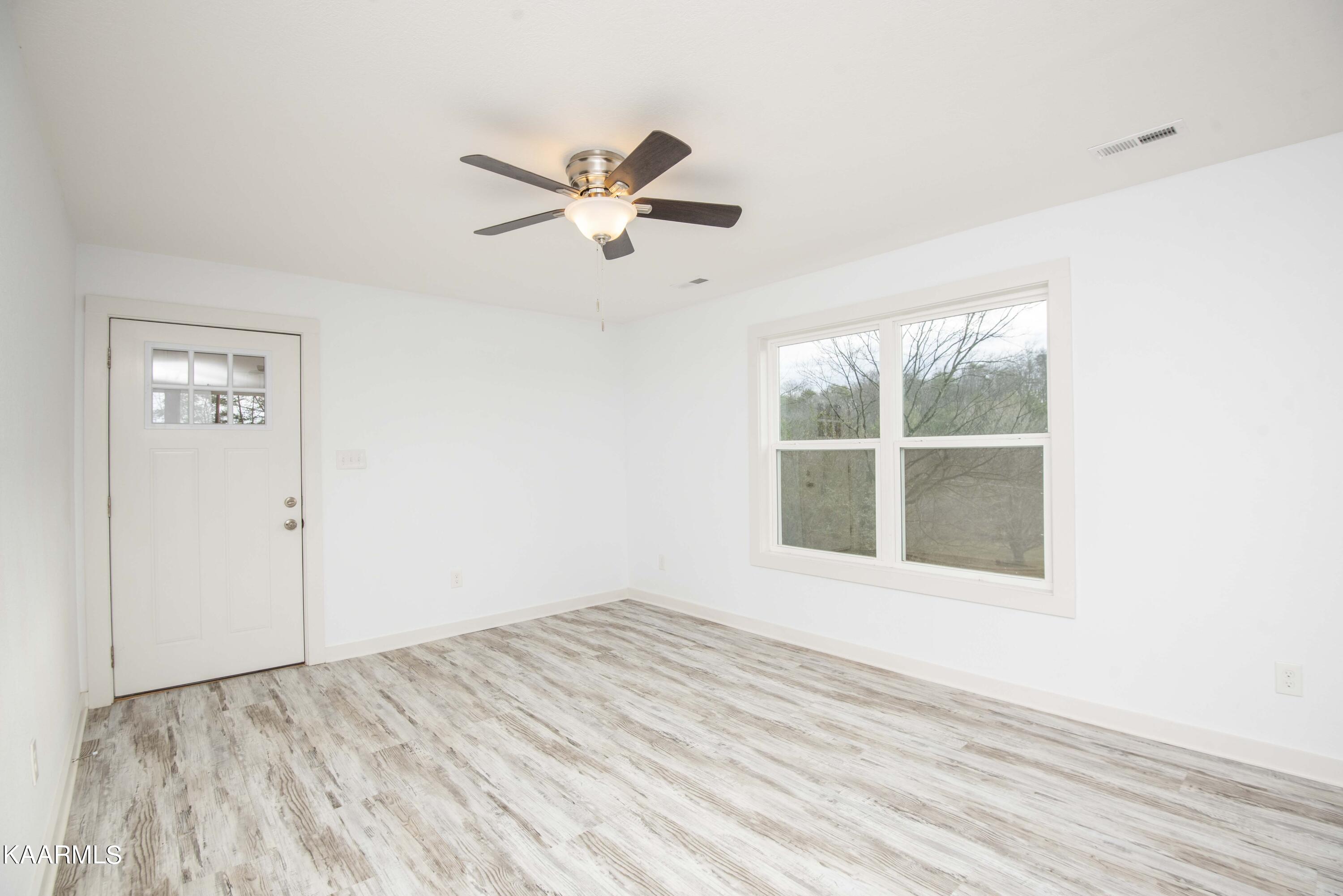 221 Offutt Road Clinton, TN 37716 - Photo 3 of 41 living 1_1