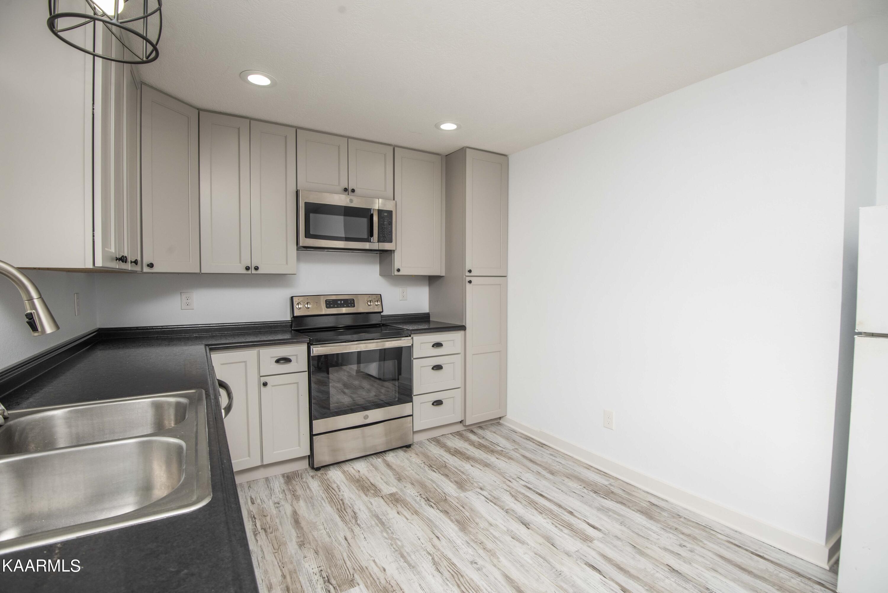 221 Offutt Road Clinton, TN 37716 - Photo 8 of 41 kitchen 5_1