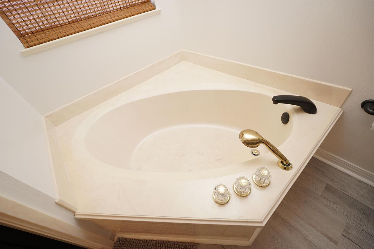 1958 Chesapeake Ridge Fort Walton Beach, FL 32547 - Photo 16 of 20 1958ChesapekeMasterTub-X2