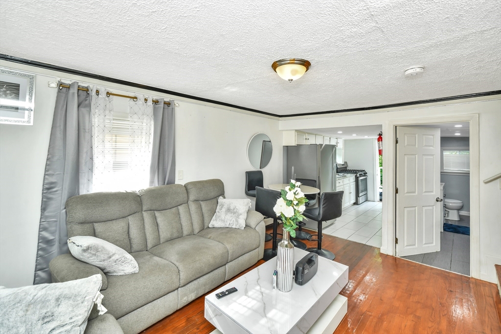 452 Tecumseh Street Fall River, MA 02721 - Photo 3 of 30