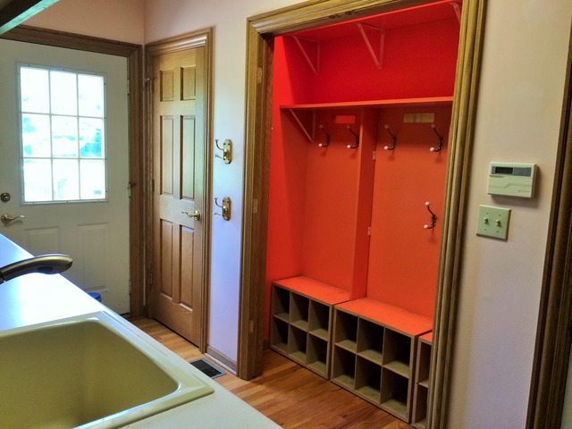 988 Plum Tree Road Fox River Grove, IL 60021 - Photo 8 of 25 a view of walk in closet and bathroom