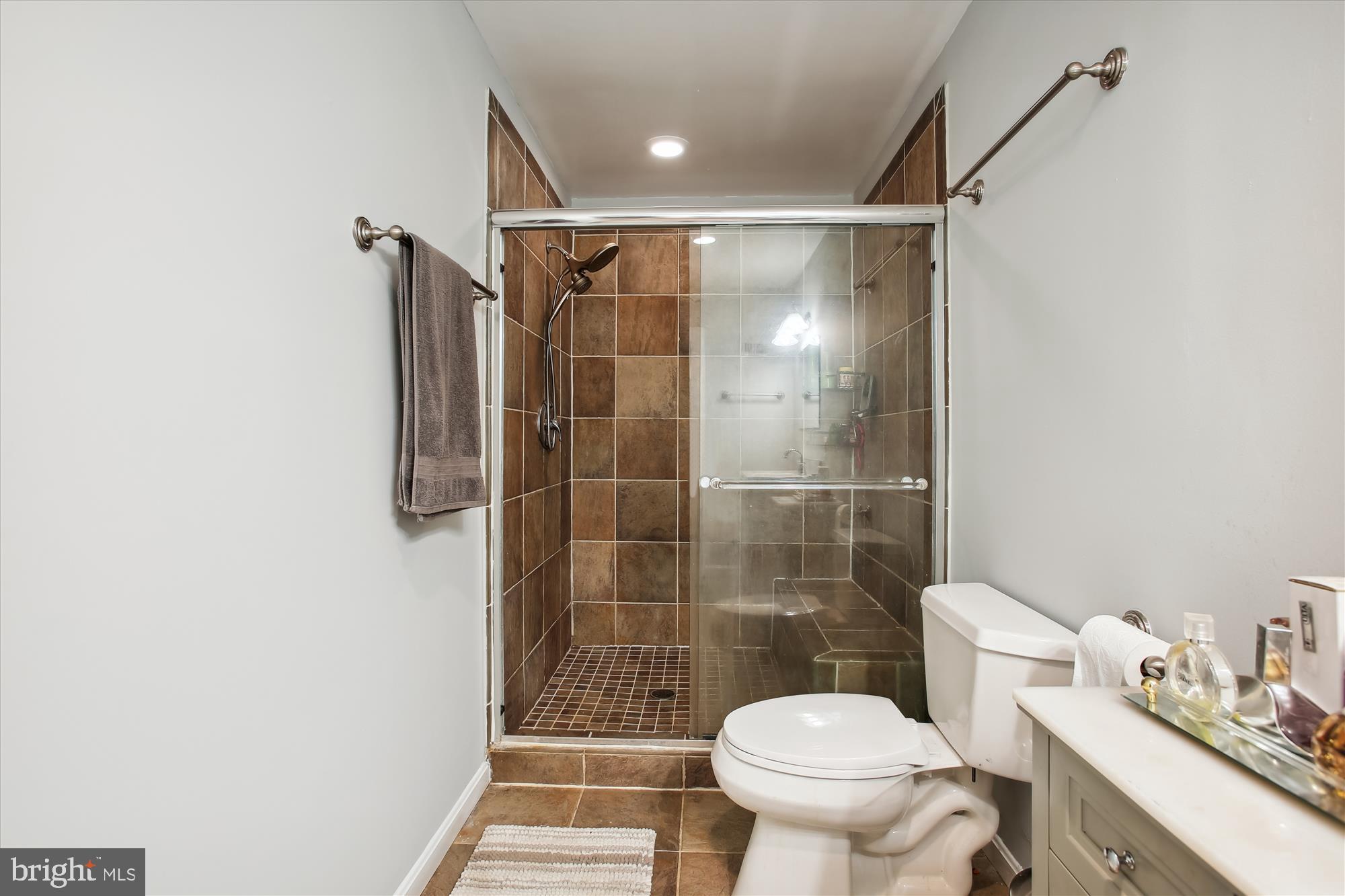 5821 Atteentee Road Springfield, VA 22150 - Photo 27 of 38 Primary Bath