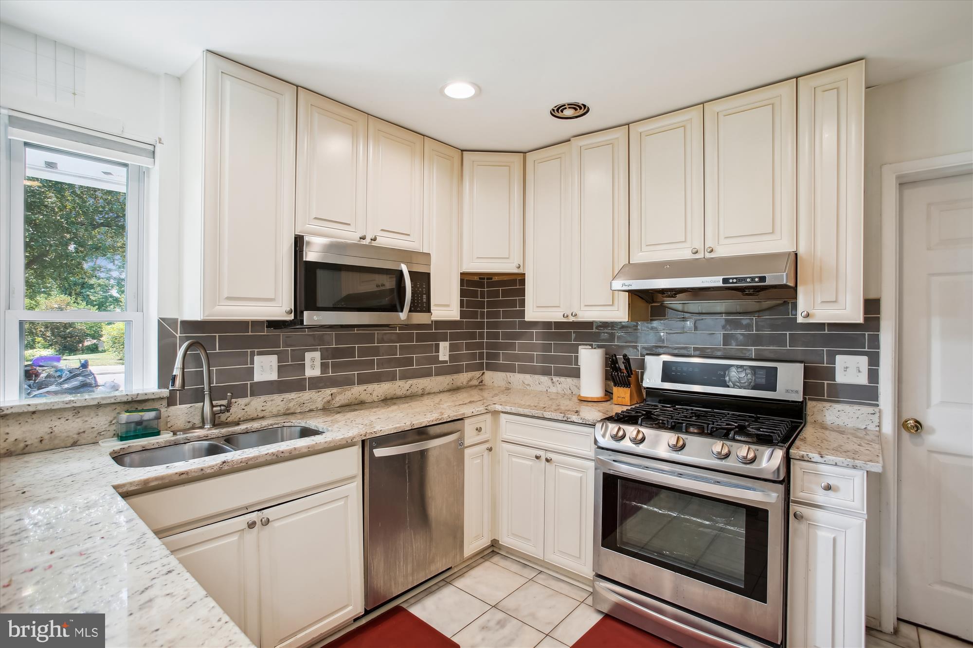 5821 Atteentee Road Springfield, VA 22150 - Photo 4 of 38 Kitchen