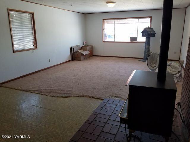 501 Mohar Road Grandview, WA 98930 - Photo 12 of 24 a view of an empty room and window