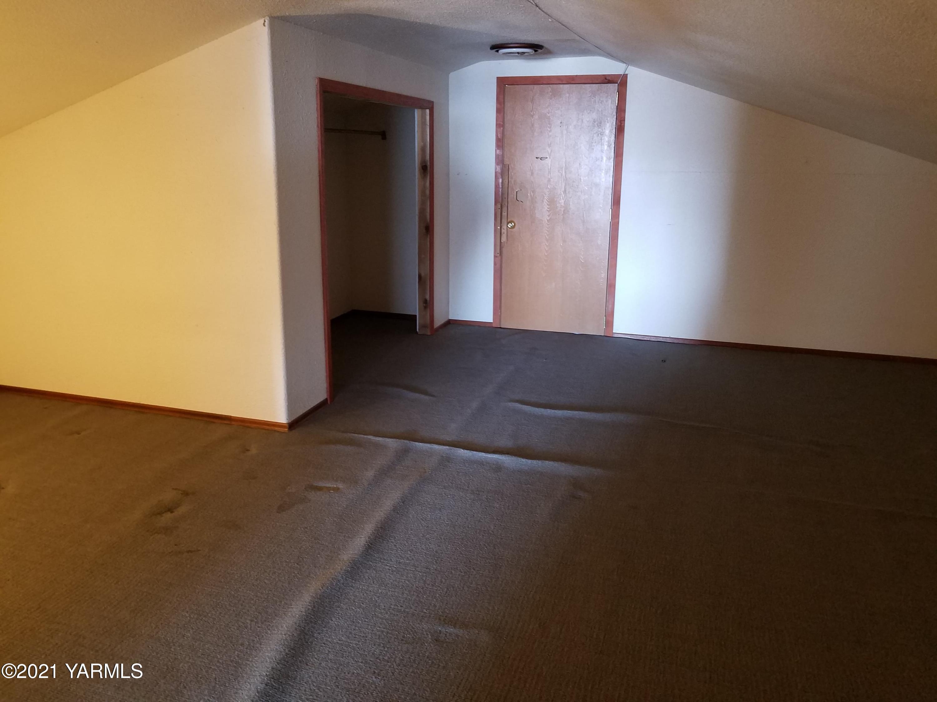 501 Mohar Road Grandview, WA 98930 - Photo 14 of 24 a view of an empty room