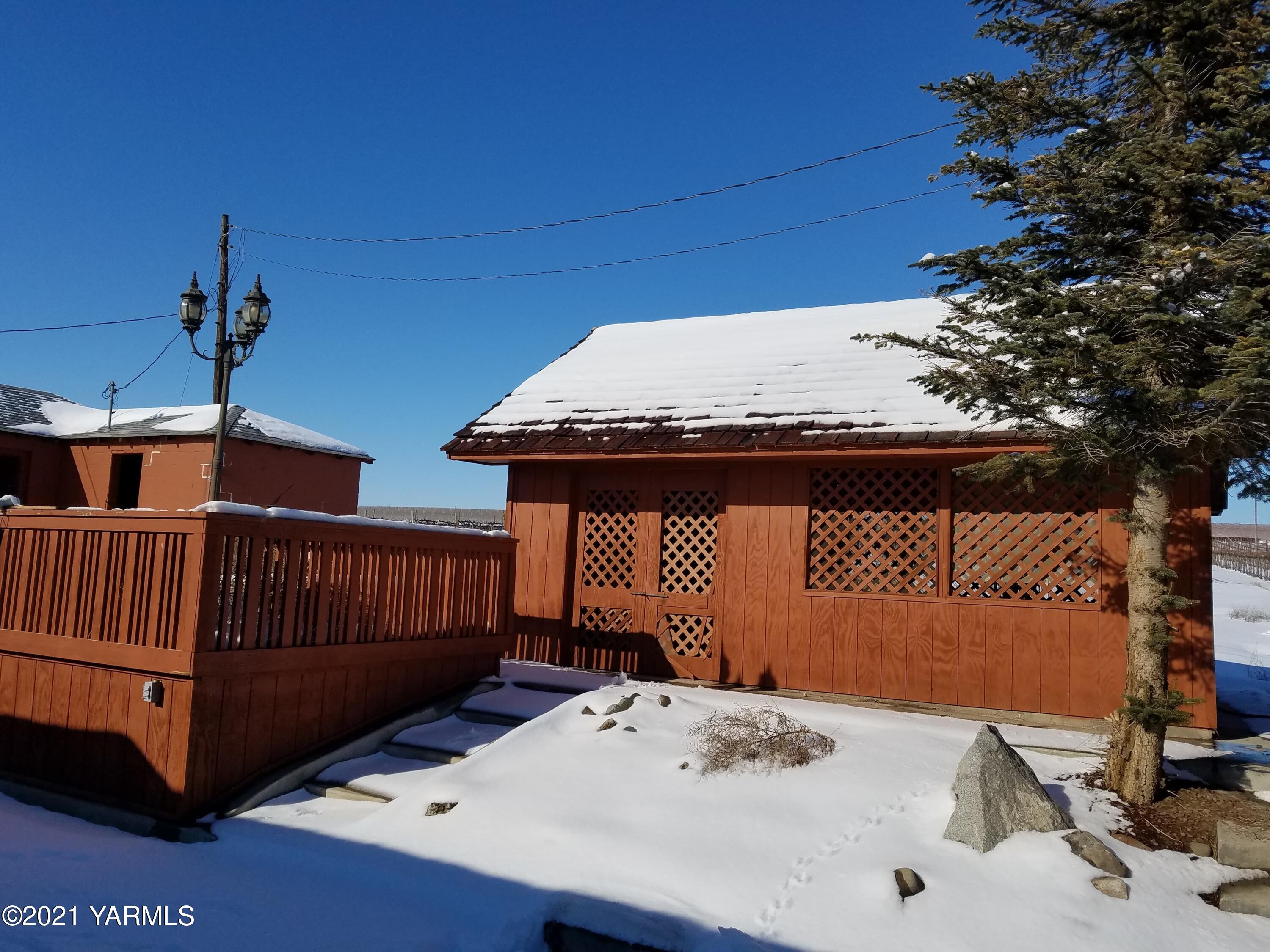 501 Mohar Road Grandview, WA 98930 - Photo 18 of 24 a terrace with a table and chairs