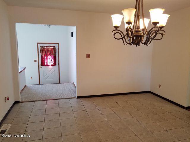 501 Mohar Road Grandview, WA 98930 - Photo 6 of 24 a view of an empty room with a window