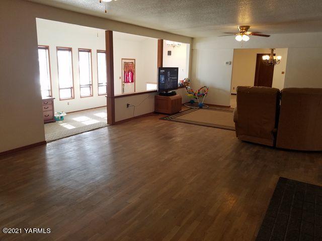 501 Mohar Road Grandview, WA 98930 - Photo 9 of 24 a living room with furniture window and wooden floor