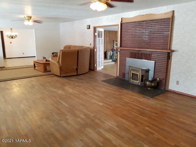 501 Mohar Road Grandview, WA 98930 - Photo 10 of 24 a living room with furniture and a fireplace