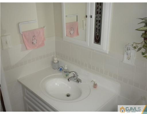 317 Decatur Avenue Middlesex, NJ 08846 - Photo 9 of 25 Gallery Image 9