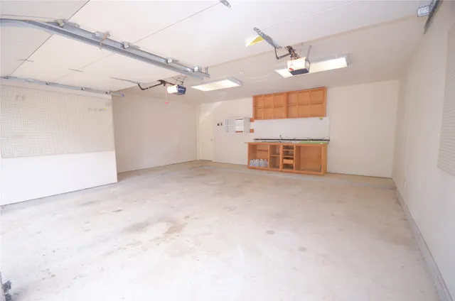 en empty room with window and ceiling fan