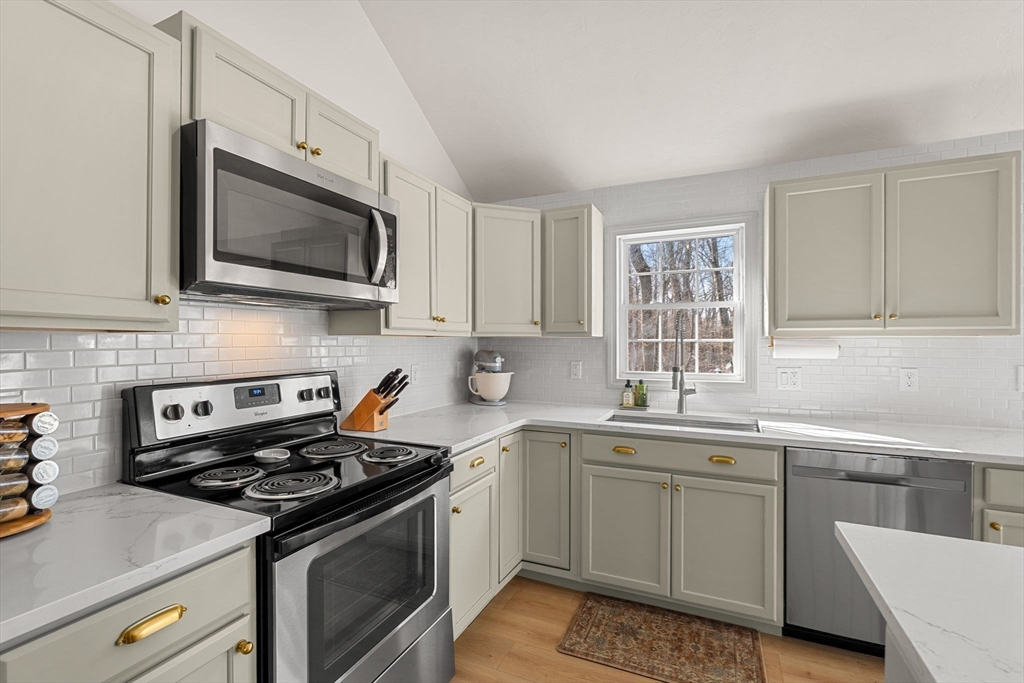 16 Beale Street Worcester, MA 01606 - Photo 3 of 40