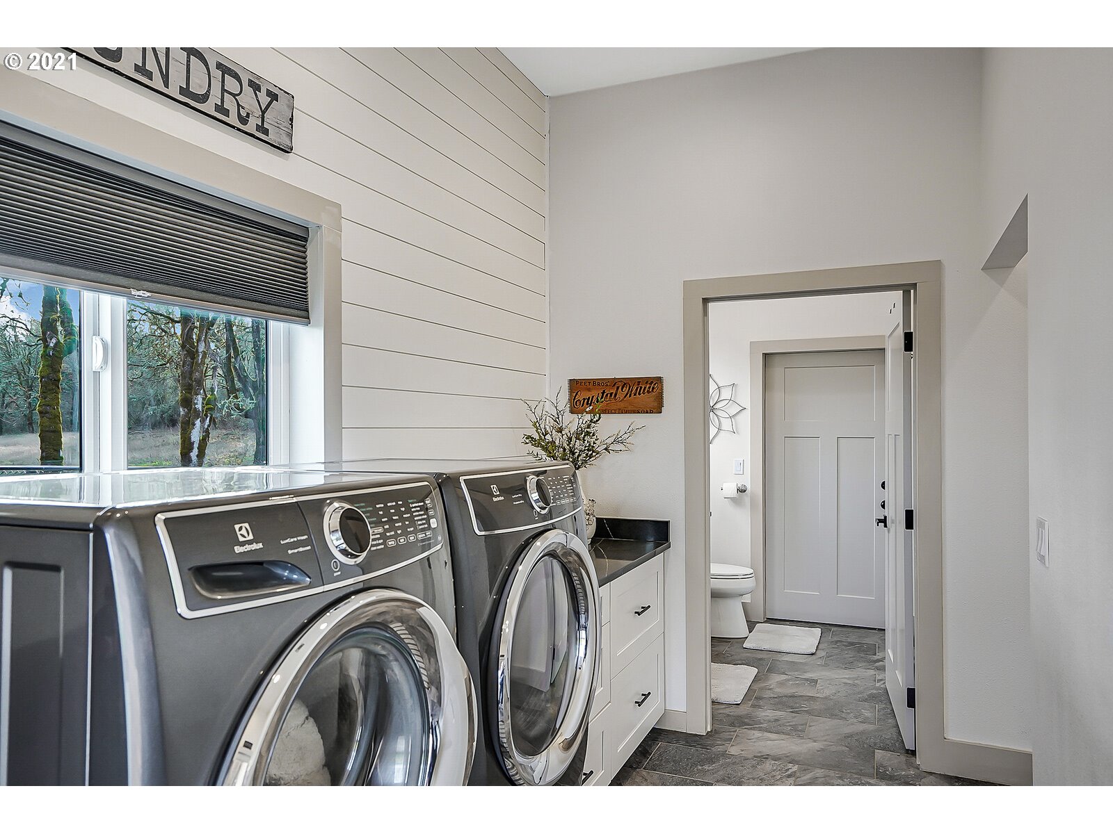 22280 Pittman Road Sheridan, OR 97378 - Photo 13 of 32 a utility room with dryer and washer