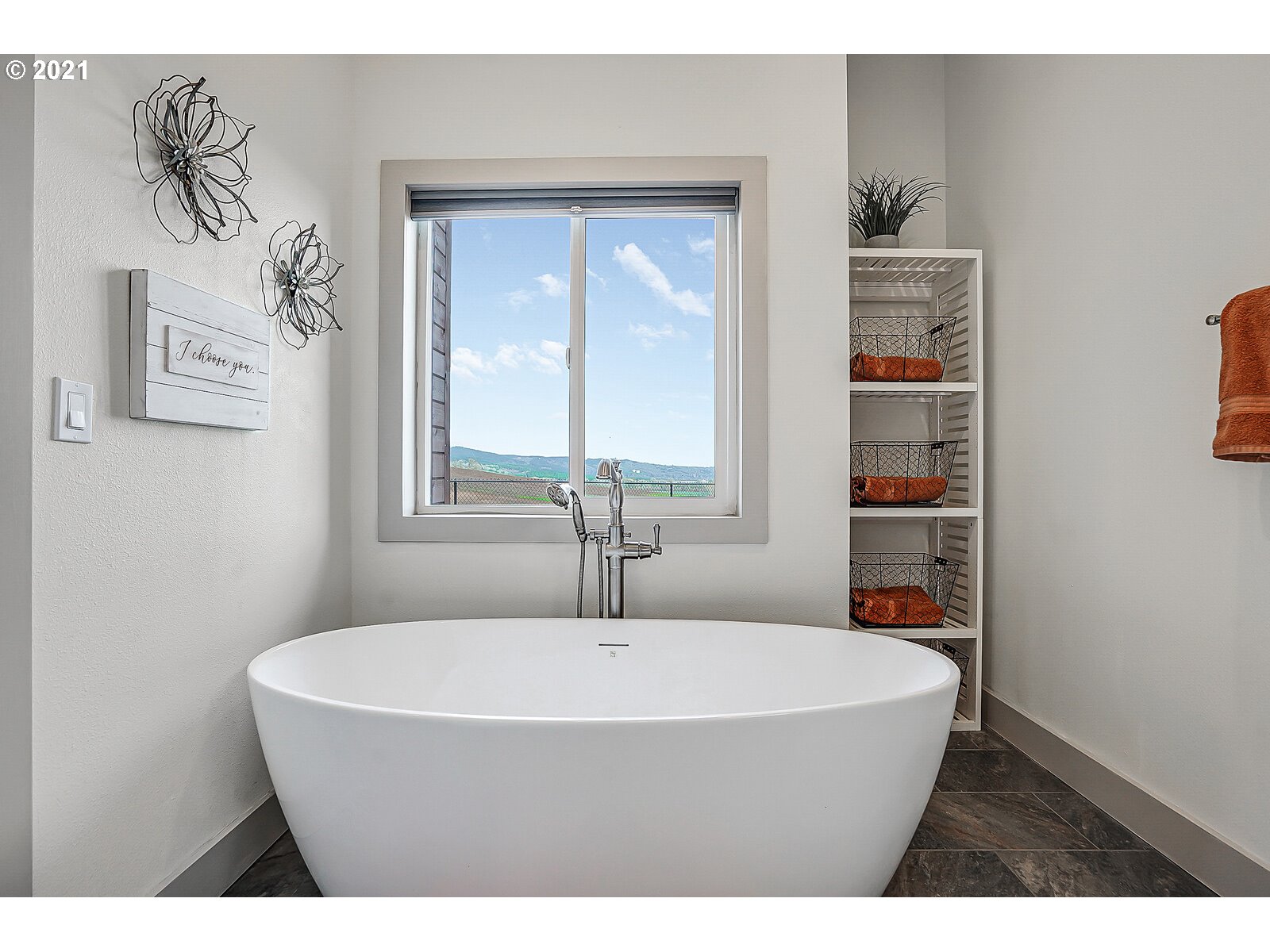 22280 Pittman Road Sheridan, OR 97378 - Photo 17 of 32 a bathroom with a tub and a window