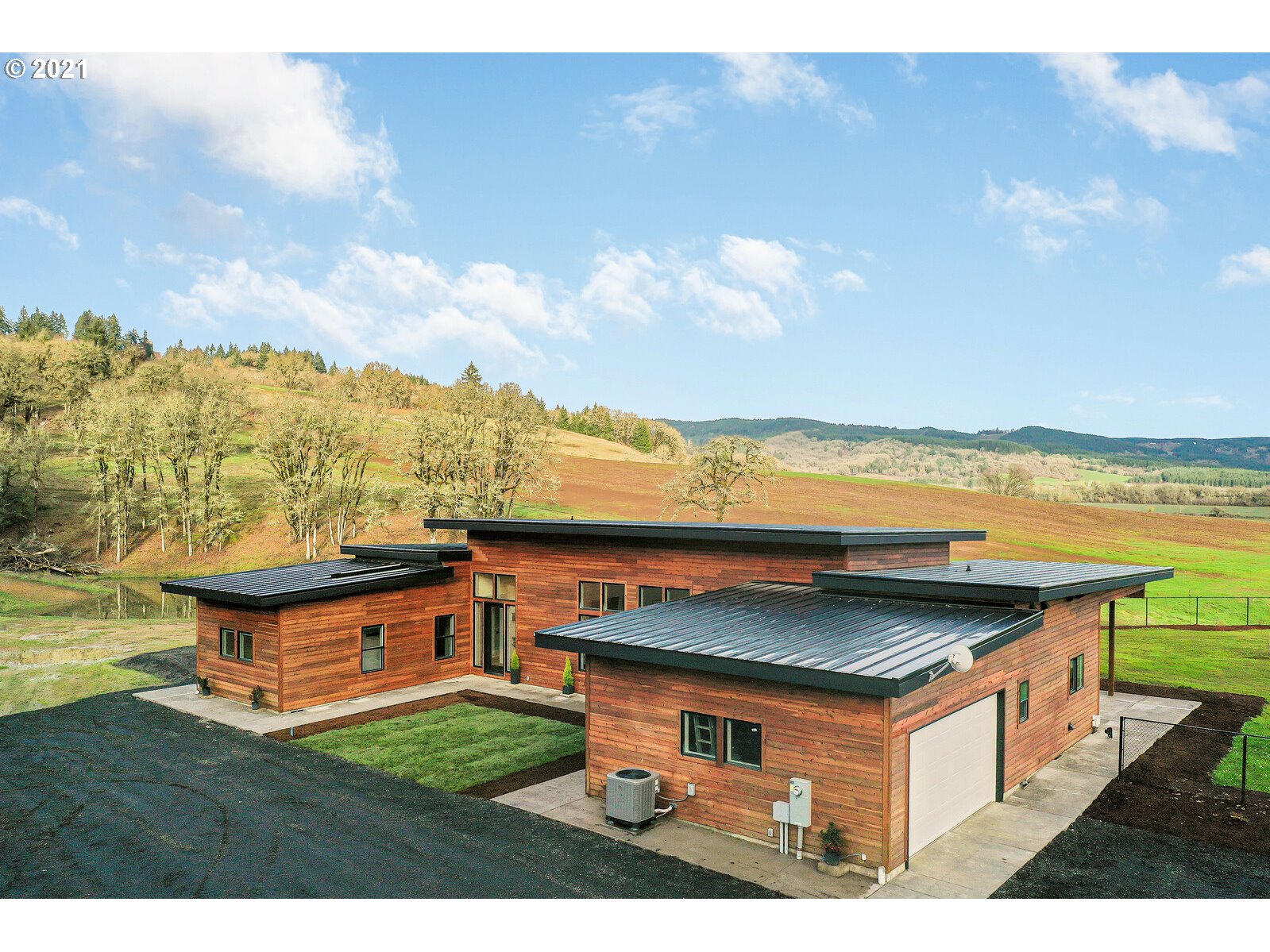 22280 Pittman Road Sheridan, OR 97378 - Photo 32 of 32 a backyard of a house with table and chairs