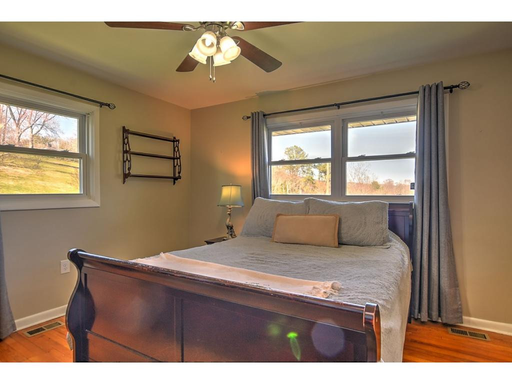 3620 Crest Road Kingsport, TN 37664 - Photo 18 of 26 Master Bedroom