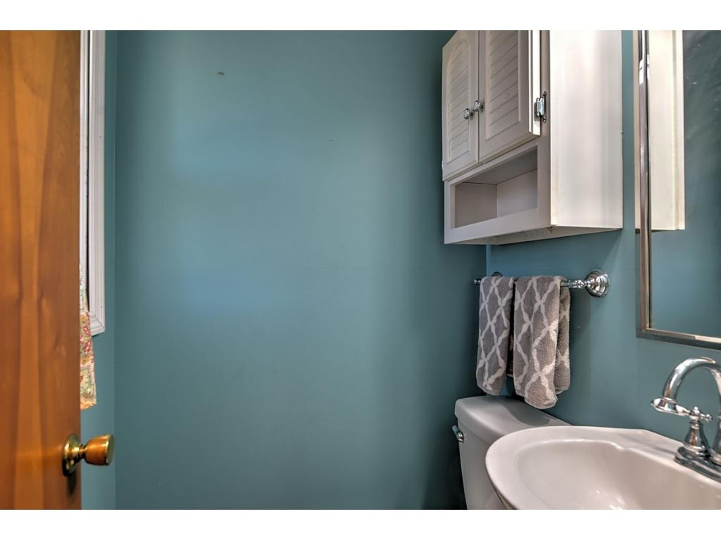 3620 Crest Road Kingsport, TN 37664 - Photo 20 of 26 Half Bath off Master