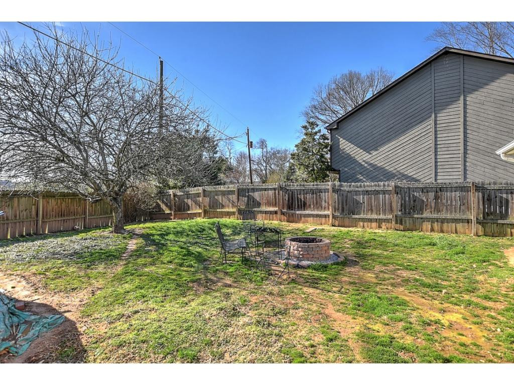 3620 Crest Road Kingsport, TN 37664 - Photo 21 of 26 Level Back Yard Privacy Fence