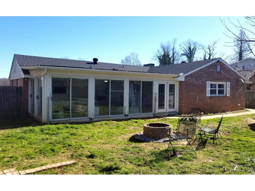 3620 Crest Road Kingsport, TN 37664 - Photo 22 of 26 Sunroom Firepit