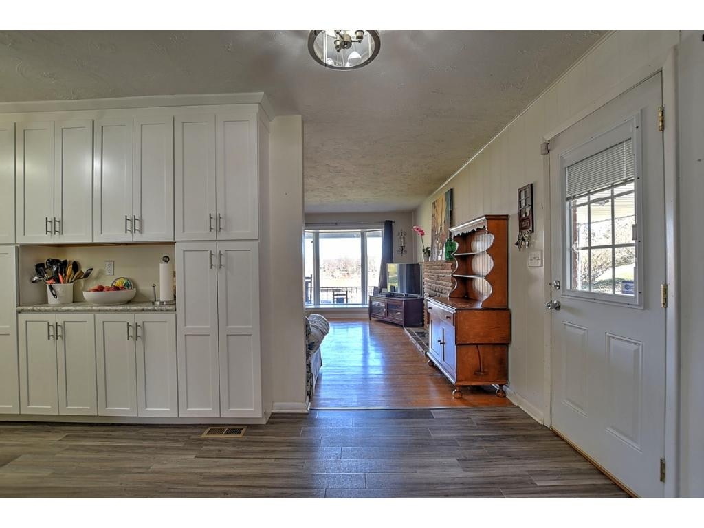 3620 Crest Road Kingsport, TN 37664 - Photo 9 of 26 Opening from Kitchen to Living
