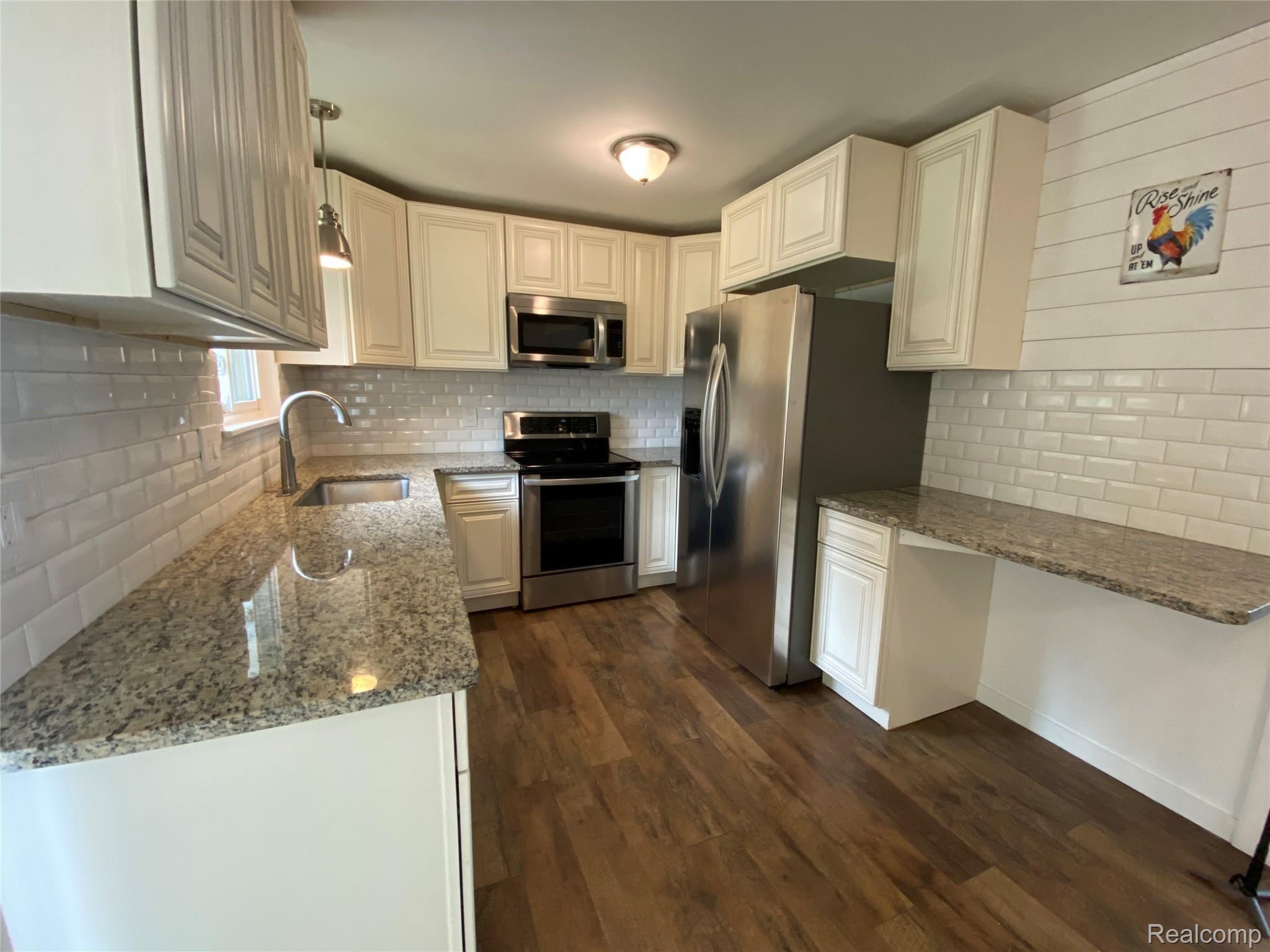 9512 Cedargrove Road Clarkston, MI 48348 - Photo 10 of 24 Amazing renovated kitchen