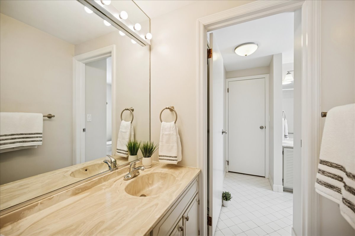 898 Bridlegate Lane Northfield, IL 60093 - Photo 23 of 43