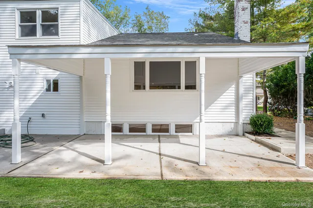 a view of a house with backyard